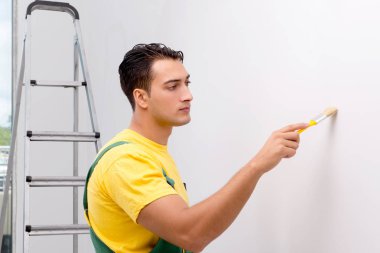 İnşaat işçisi şantiyede çalışıyor.