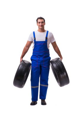 Yakışıklı lastik tamircisi beyazda izole edilmiş.