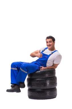 Yakışıklı lastik tamircisi beyazda izole edilmiş.