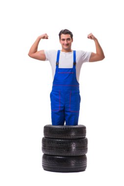 Yakışıklı lastik tamircisi beyazda izole edilmiş.