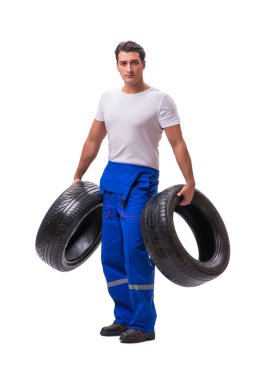 Yakışıklı lastik tamircisi beyazda izole edilmiş.