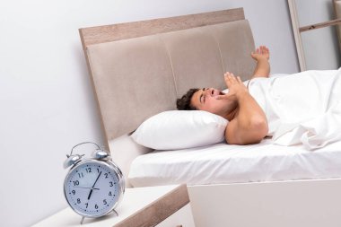 Genç adam sabah uyanma zorlanıyor