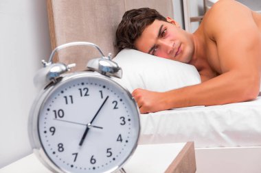 Adam sabahları uyanmakta zorlanıyor.