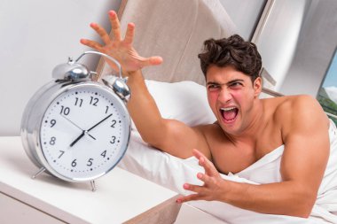 Adam sabahları uyanmakta zorlanıyor.