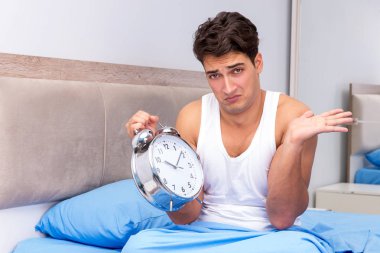 Adam sabahları uyanmakta zorlanıyor.