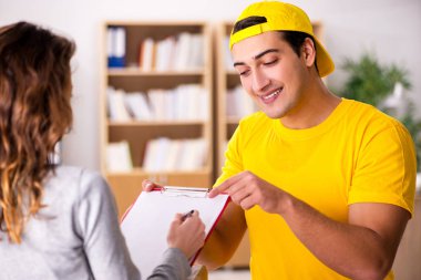 Paket teslim eden teslimatçı.