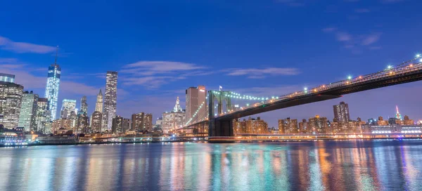 Vue de nuit sur Manhattan et Brooklyn bridge — Photo