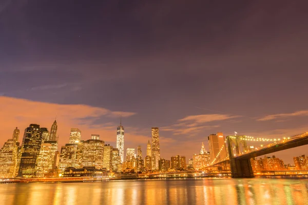 Noční pohled na Manhattan a Brooklynský most — Stock fotografie