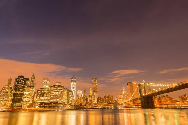 Manhattan ve Brooklyn köprüsünün gece manzarası — Stok fotoğraf