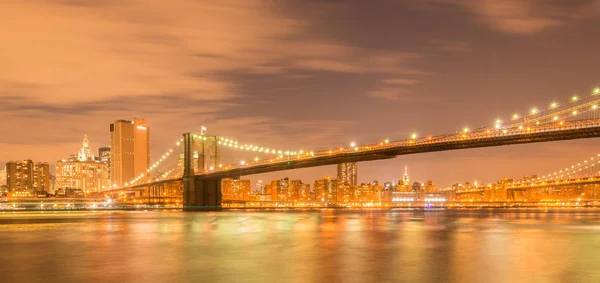 Éjszakai kilátás Manhattan és Brooklyn híd — Stock Fotó