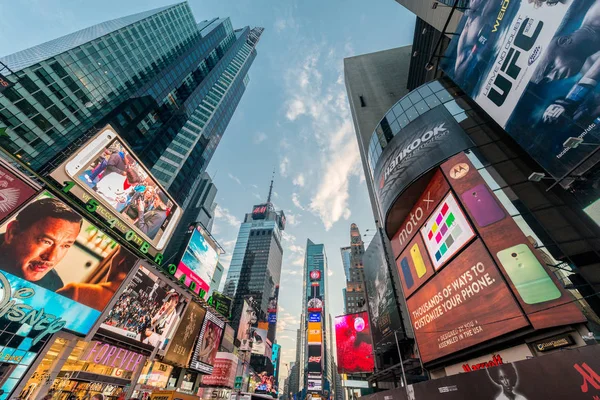 Nova Iorque - 22 de dezembro de 2013: Times Square em 22 de dezembro nos EUA — Fotografia de Stock