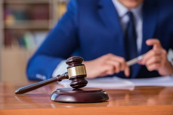 Juiz bonito com martelo sentado em tribunal — Fotografia de Stock