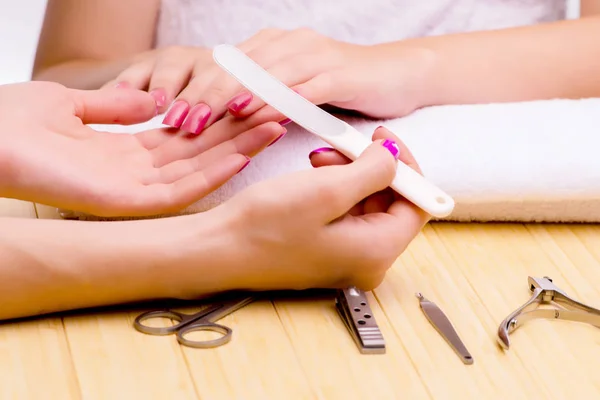 Tangan wanita selama prosedur manikur — Stok Foto