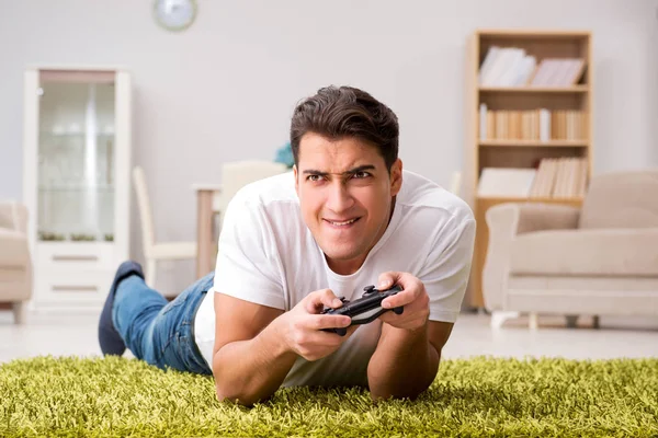 Homem viciado em jogos de computador — Fotografia de Stock