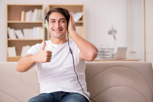 Hombre guapo escuchando la música —  Fotos de Stock