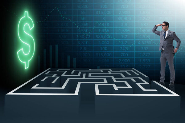 Человек пытается добраться до долларов через лабиринт
