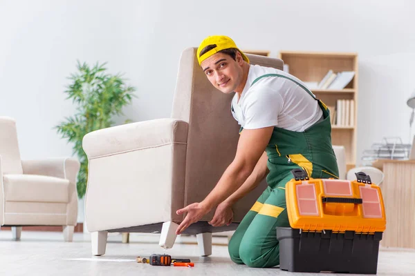 Trabalhador de reparação de móveis em casa — Fotografia de Stock