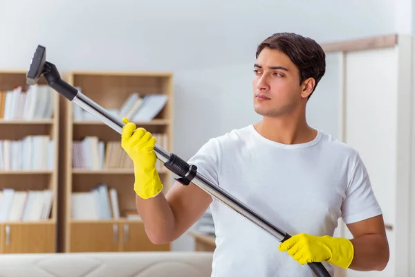 Man man schoonmaken van het huis helpen vrouw — Stockfoto