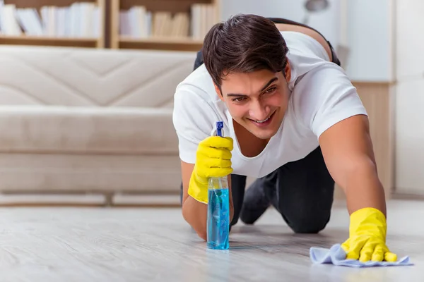 Muž manžel úklid domu pomáhá manželce — Stock fotografie