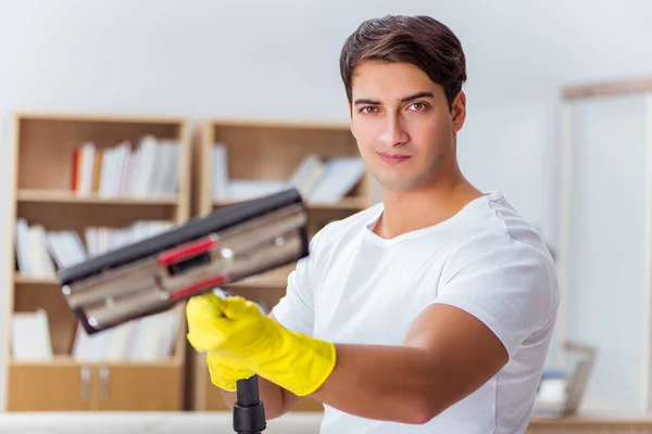 Férj férj takarítás a ház segít feleség — Stock Fotó