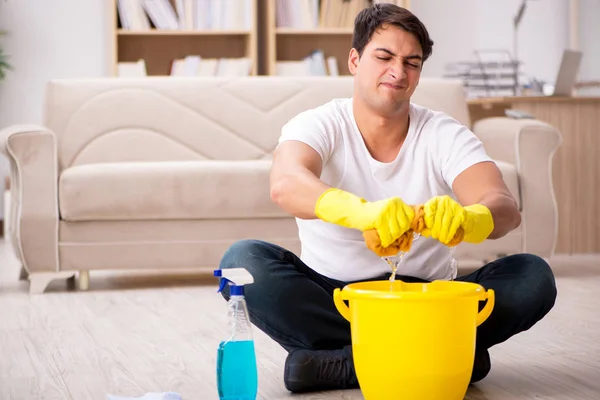 청소하는 남편이 아내를 돕는 모습 — 스톡 사진