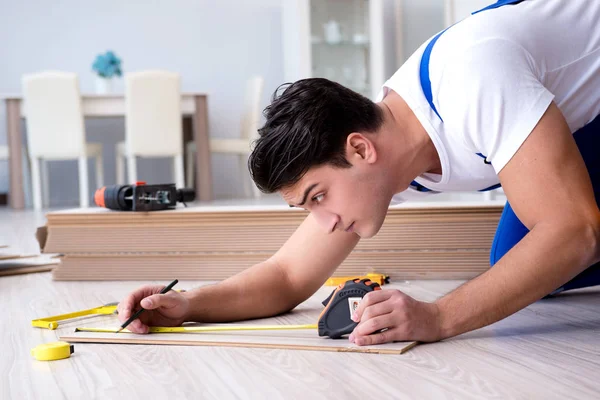 Può posa pavimenti in laminato a casa — Foto Stock