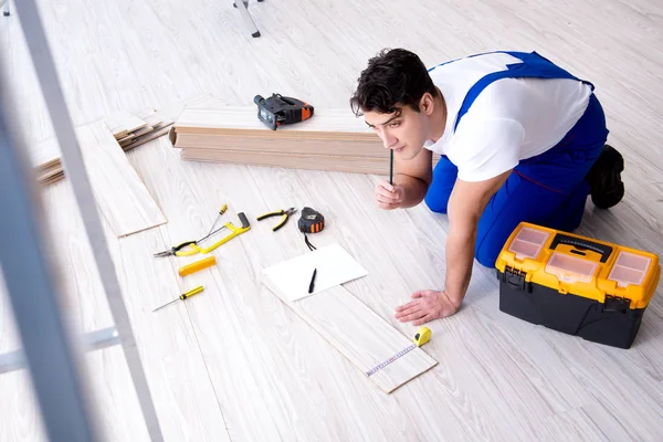 Mai pose stratifié plancher à la maison — Photo