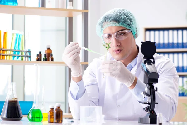 Концепция биотехнологии с учёным в лаборатории — стоковое фото