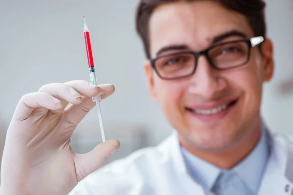 Giovane medico con la siringa — Foto Stock