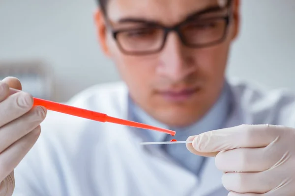 Молодой доктор делает анализ крови — стоковое фото