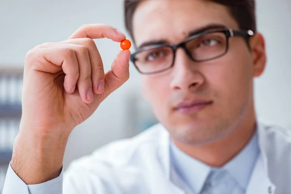 Fiatal orvos fogamzásgátló tabletta — Stock Fotó