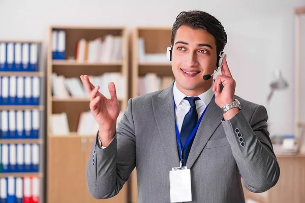 Hermoso empleado de servicio al cliente con auriculares — Foto de Stock