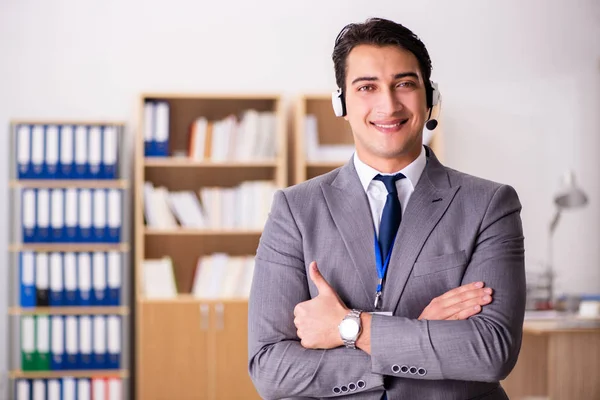 Knappe bediende van de klantenservice met headset — Stockfoto