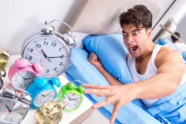 Hombre que tiene problemas para despertarse en la mañana — Foto de Stock