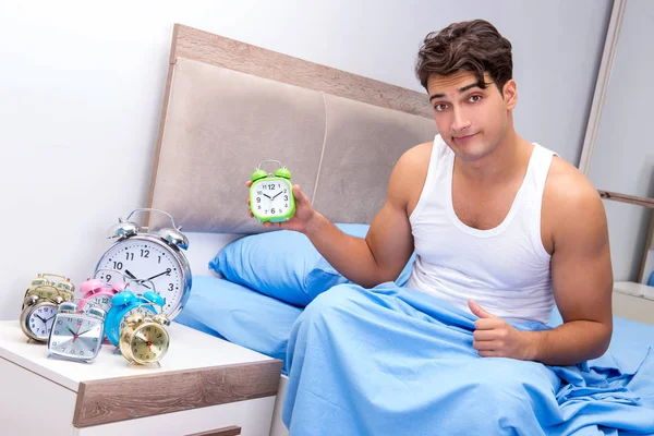 Hombre que tiene problemas para despertarse en la mañana — Foto de Stock