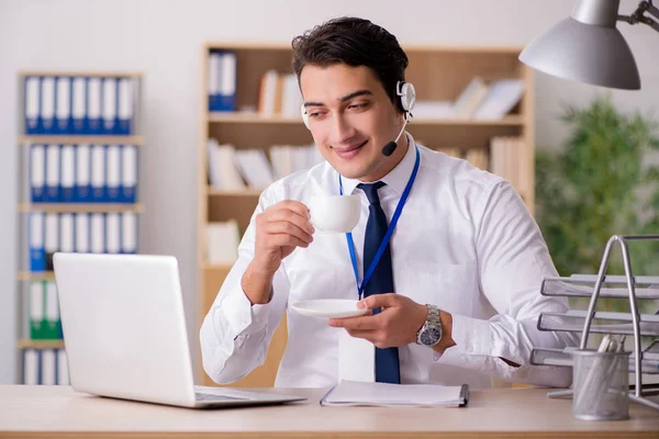 Hermoso empleado de servicio al cliente con auriculares — Foto de Stock