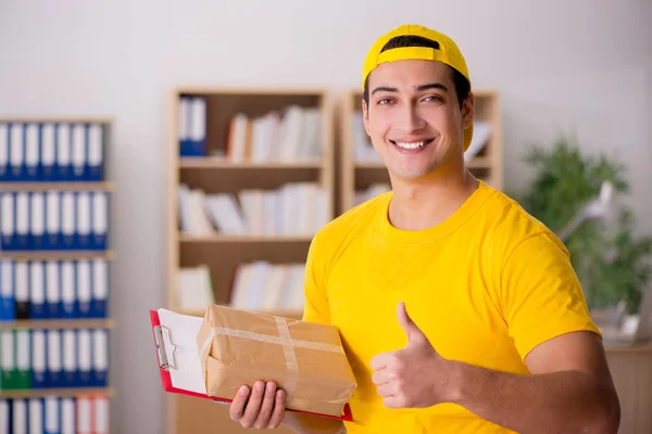 Consegna uomo consegna pacco scatola — Foto Stock