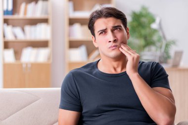 Acı çeken genç yakışıklı adam.