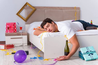 Yoğun bir Noel 'den sonra evde parti var.