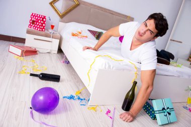 Adam evde ağır parti sonra