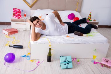 Adam evde ağır parti sonra