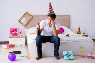 Adam evde ağır parti sonra