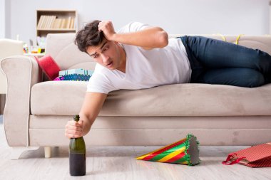 Adam evde ağır parti sonra