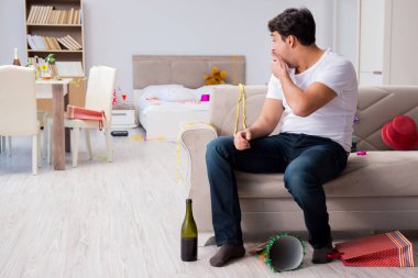 Adam evde ağır parti sonra