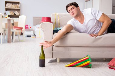 Adam evde ağır parti sonra