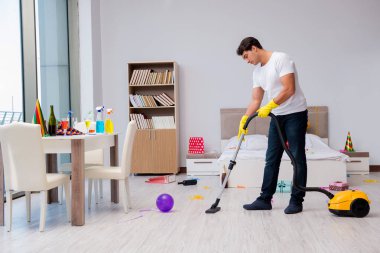 Adam evde ağır parti sonra