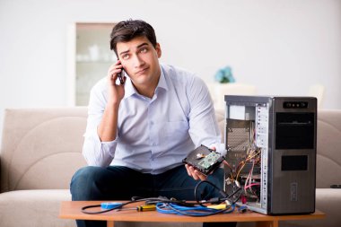 Sinirli müşteri telefon desteği ile bilgisayarı tamir etmeye çalışıyor.