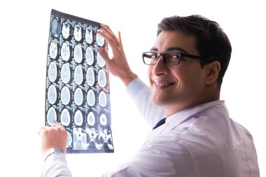 Genç doktor bilgisayardaki röntgen görüntülerine bakıyor.