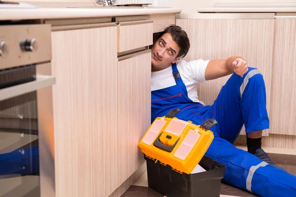 Mutfakta çalışan genç tamirci. — Stok fotoğraf