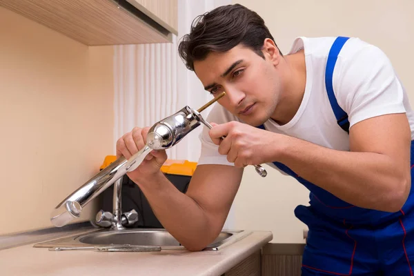 Jovem reparador que trabalha na cozinha — Fotografia de Stock